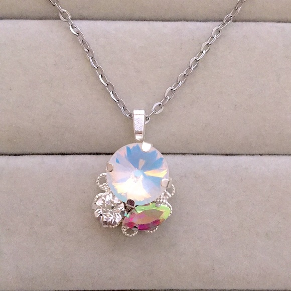 White Opal + Aurora Borealis Rivoli Crystal Silver Pendant Drop Necklace - Picture 9 of 9